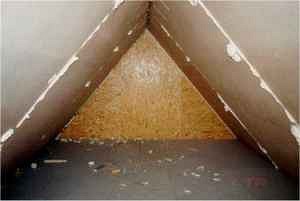 Beplankung im Spitzboden mit Bauschaum gefüllt (1/2)