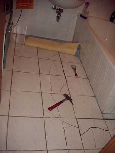 Defekter Fliesenbelag in Wohnung