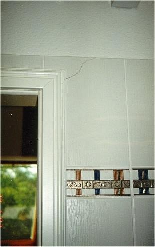 Mangel Fliesenarbeiten: Riss in Fliese